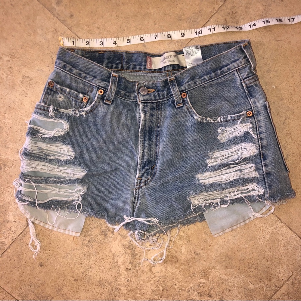 DISTRESSED VINTAGE LEVI SHORTS
